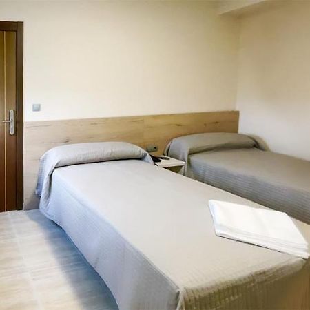 Hostal Restaurante Cuatro Caminos Cubillos del Sil Bagian luar foto