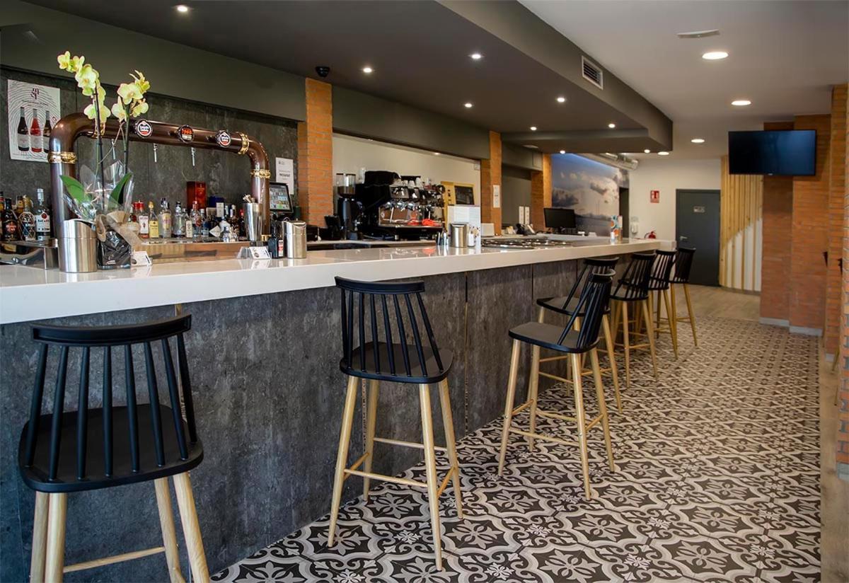 Hostal Restaurante Cuatro Caminos Cubillos del Sil Bagian luar foto
