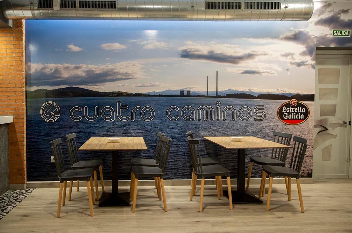 Hostal Restaurante Cuatro Caminos Cubillos del Sil Bagian luar foto